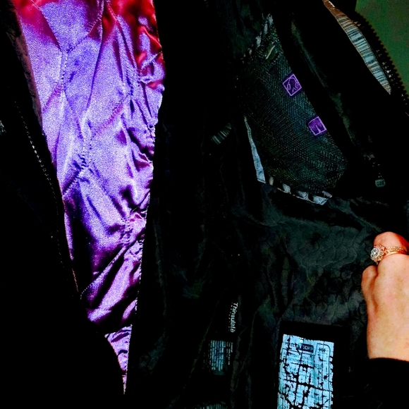 Well used Helly Hansen winter ski coat. - Picture 3 of 3